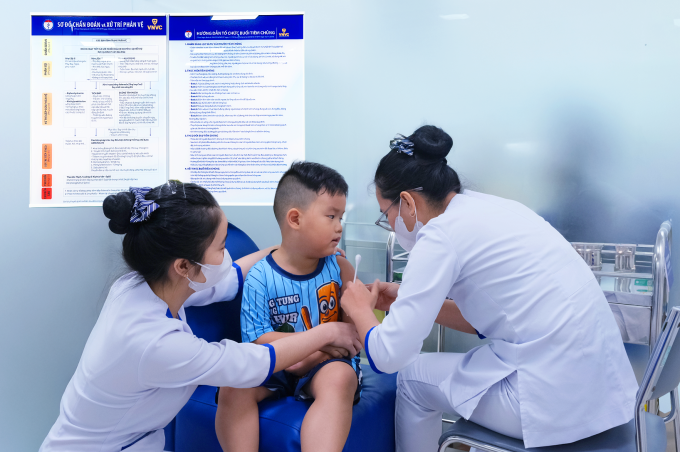 Trẻ tiêm vaccine phòng bệnh do não mô cầu tại Hệ thống Tiêm chủng VNVC. Ảnh: Diệu Thuần