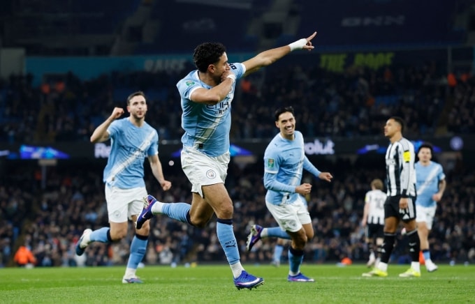 Tiền đạo Omar Marmoush (thứ hai từ trái) mừng bàn thắng cho Man City trước Newcastle ở lượt về bán kết Cup Liên đoàn trên sân Etihad, thành phố Manchester, Vương quốc Anh tối 4/2/2026. Ảnh: Reuters