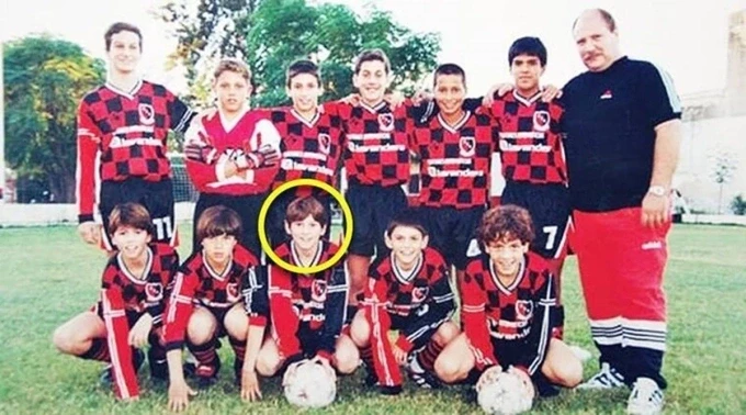 Messi (khoanh vàng) lúc 8 tuổi, trong đội hình trẻ của Newell’s Old Boys.