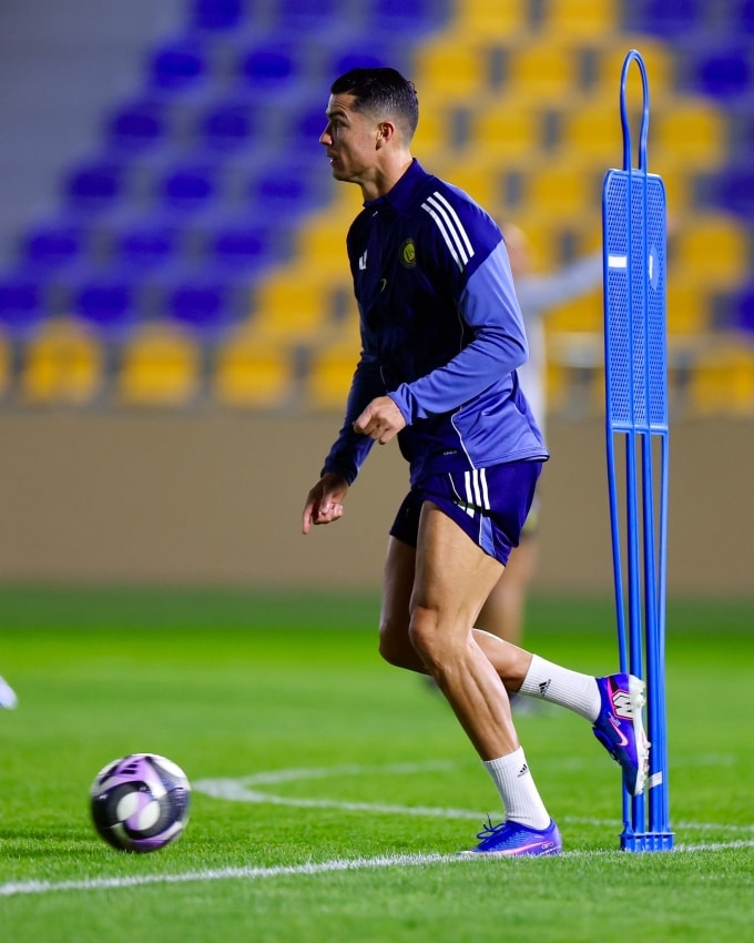 Ronaldo đăng ảnh tập cùng Al Nassr ở Riyadh, Arab Saudi tối 4/2/2026. Ảnh: X/Cristiano