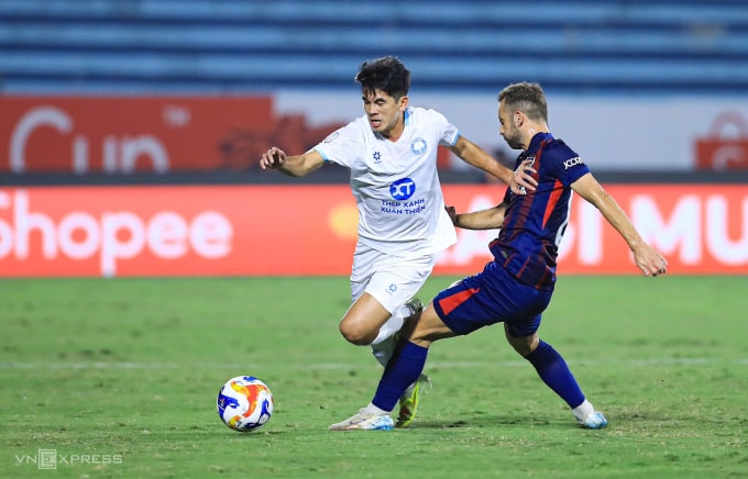 Nam Định (áo trắng) hòa Johor Darul Tazim của Malaysia 1-1 ở lượt cuối bảng B Cup CLB Đông Nam Á 2025-2026, trên sân Thiên Trường ở Ninh Bình ngày 5/2/2026. Ảnh: Hoàng Huynh