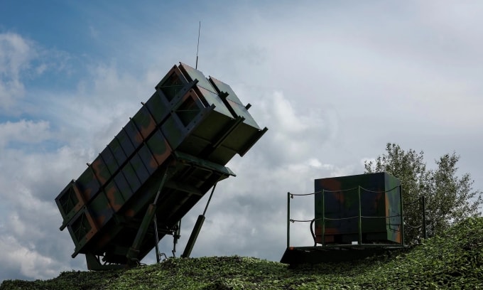 Xe phóng của tổ hợp Patriot tại địa điểm không xác định ở Ukraine hồi năm 2024. Ảnh: Reuters