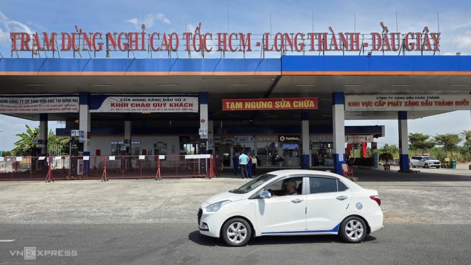 Cửa hàng được rào chắn, tạm dừng bán. Ảnh: Phước Tuấn