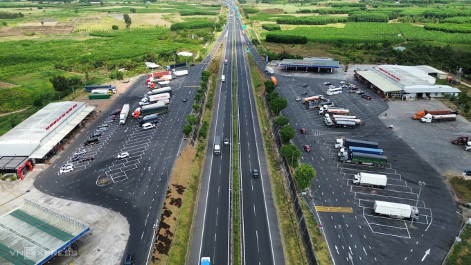 Hai trạm dừng nghỉ trên cao tốc TP HCM - Long Thành - Dầu Giây. Ảnh: Phước Tuấn