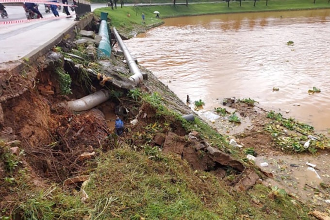 Bờ kè hồ Xuân Hương đoạn cầu sắt giáp hồ lắng số 1 bị hư hỏng. Ảnh: Ban quản lý dự án đầu tư xây dựng khu vực Đà Lạt