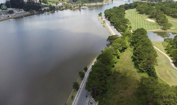 Một góc hồ Xuân Hương và đồi Cù. Ảnh: Khánh Hương