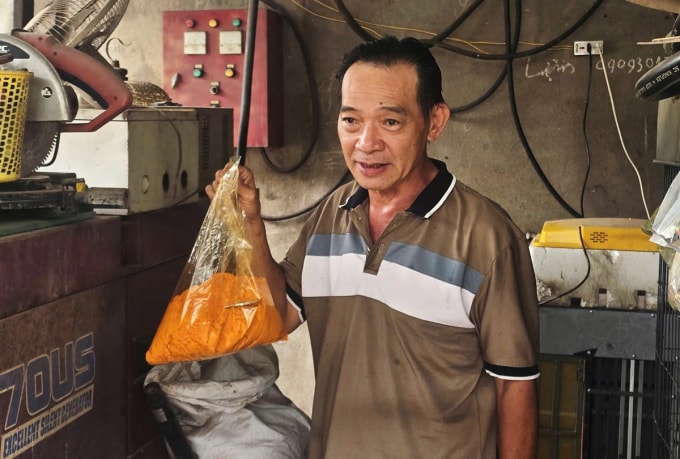 Phẩm màu dùng để pha cho dung môi giống màu xăng. Ảnh: Công an TP HCM