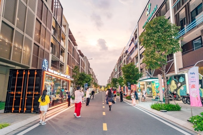 Cư dân, du khách trên tuyến phố thương mại tại The Global City. Ảnh: Masterise Homes