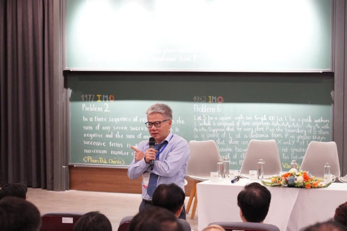 GS Ngô Bảo Châu chia sẻ tại Hội thảo kỷ niệm 50 năm Việt Nam tham dự Olympic Toán học quốc tế (1974-2024). Ảnh: VIASM