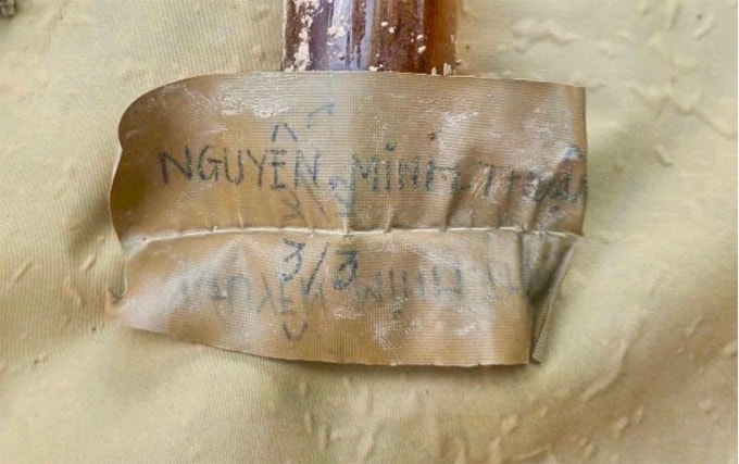 Di vật tên Nguyễn Minh Thuận và chữ số 3/3 được tìm thấy cùng hài cốt ngày 20/1. Ảnh: Đội 584