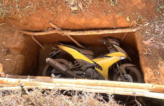 Chiếc xe máy được cho là của 2 nghi phạm dùng trong vụ cướp ngân hàng, được tìm thấy trong khu rừng thông giáp ranh Khu công nghiệp Diên Phú hôm 25/1 - cách hiện trường gây án khoảng 5 km. Ảnh:Ngọc Oanh
