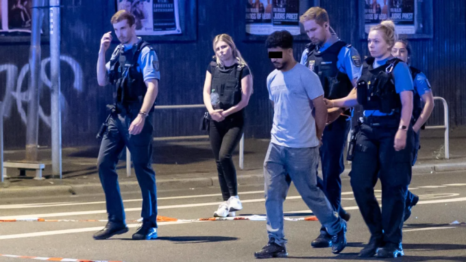 Mohammad S. bị cảnh sát áp giải tới hiện trường vụ tai nạn. Ảnh: 7aktuell.de