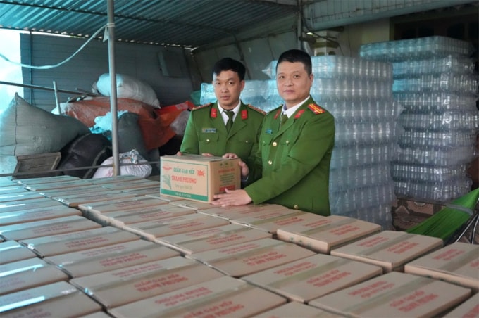 Công an thu giữ hàng trăm thùng carton chứa giấm giả. Ảnh: Công an cung cấp