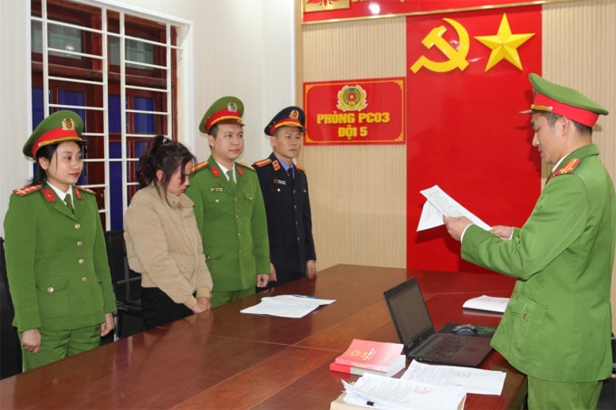 Nghi can Lộc nghe cảnh sát đọc lệnh khởi tố. Ảnh: Công an cung cấp