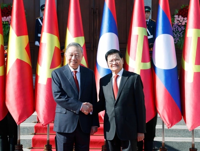 Tổng Bí thư Tô Lâm và Tổng Bí thư, Chủ tịch nước Thongloun Sisoulith (phải) trong lễ đón tại Phủ Chủ tịch ở Vientiane sáng 5/2. Ảnh: TTXVN