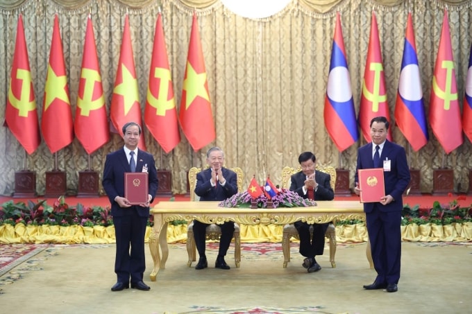 Bộ trưởng Giáo dục Việt Nam và Lào trao các văn kiện hợp tác giáo dục dưới sự chứng kiến của Tổng Bí thư Tô Lâm và Tổng Bí thư, Chủ tịch nước Lào Thongloun Sisoulith. Ảnh: MOET