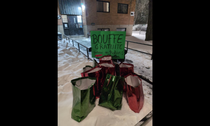 Nhóm cướp để lại một phần thực phẩm trước một tòa nhà gần tạp hóa, sau vụ cướp tối 3/2. Ảnh: Instagram/soulevementsdufleuve