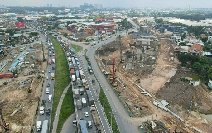 Kẹt xe kéo dài trên quốc lộ 1 đoạn qua cầu vượt Tân Vạn. Ảnh: Quỳnh Trần