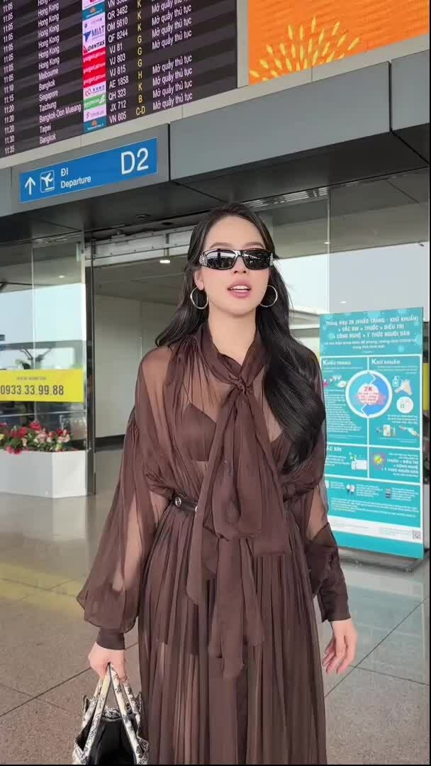 Hoa hậu Thanh Thủy khoe nội y với đầm xuyên thấu