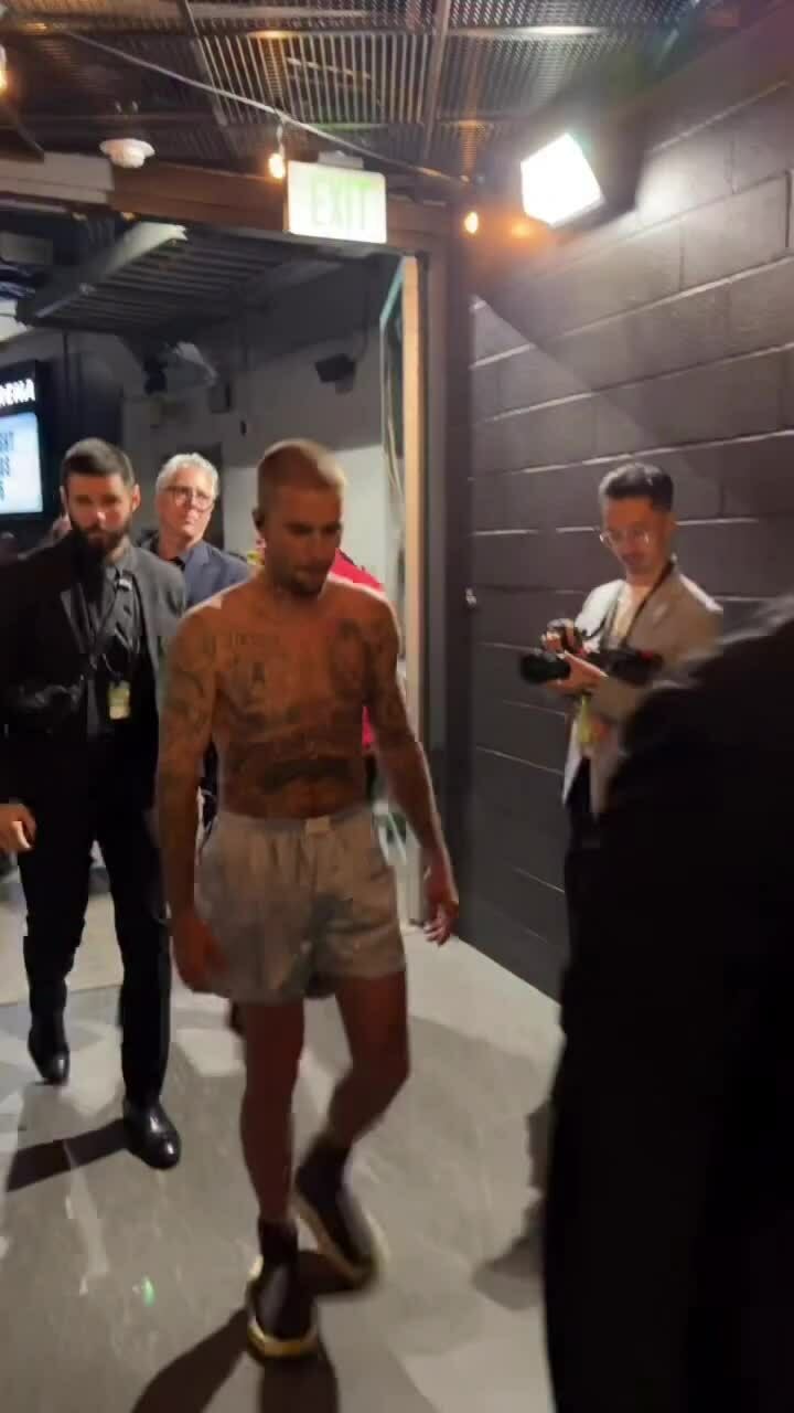 Justin Bieber trên đường ra sân khấu Grammy 2026