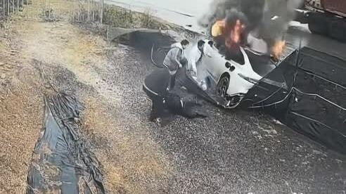 Cửa xe điện không thể mở sau tai nạn, ba người suýt chết