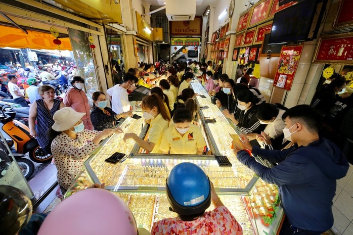 Giá vàng biến động mạnh tại TPHCM và tình trạng mua vàng trên giấy năm 2026 - Ảnh 3.