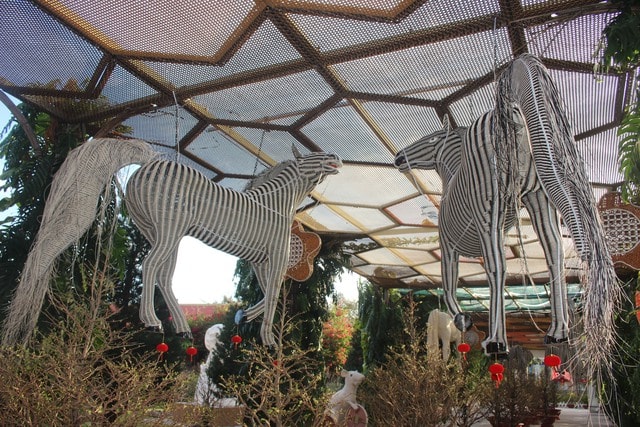 Cận cảnh dàn linh vật ngựa đang bay ở Khánh Hòa- Ảnh 3.