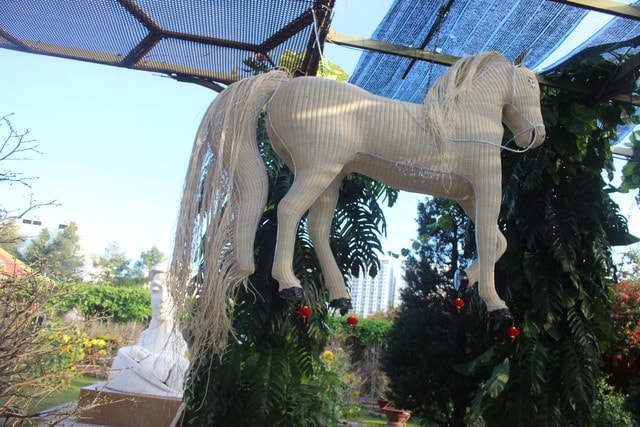 Cận cảnh dàn linh vật ngựa đang bay ở Khánh Hòa- Ảnh 5.