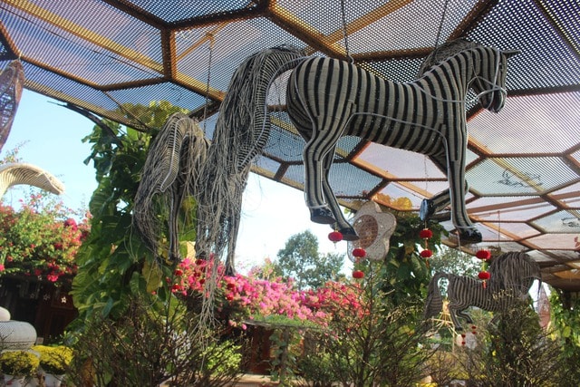 Cận cảnh dàn linh vật ngựa đang bay ở Khánh Hòa- Ảnh 9.