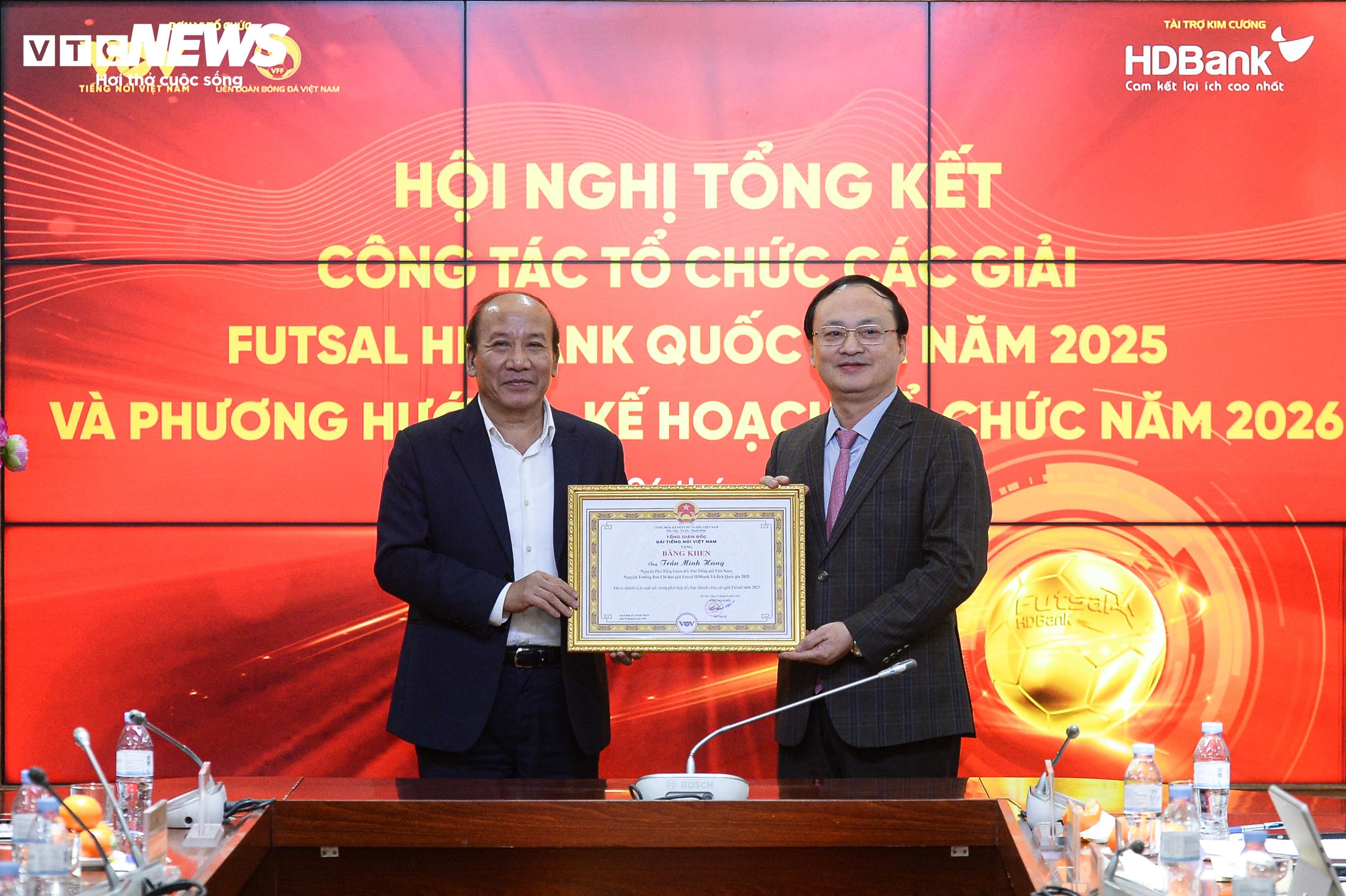 Ông Đỗ Tiến Sỹ đã trao Bằng khen của Tổng Giám đốc VOV tặng ông Trần Minh Hùng, nguyên Phó Tổng Giám đốc VOV. (Ảnh: Viên Minh)