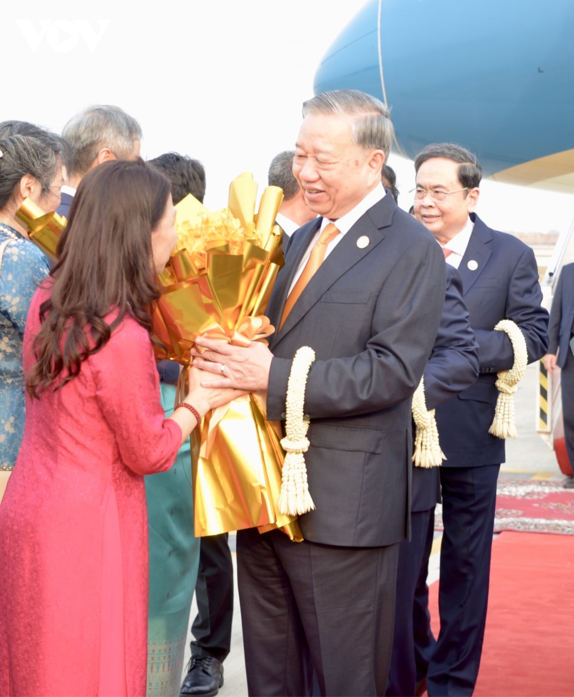 Cán bộ nhân viên Đại sứ quán Việt Nam tại Campuchia đón Tổng Bí thư Tô Lâm cùng đoàn đại biểu cấp cao tại sân bay.
