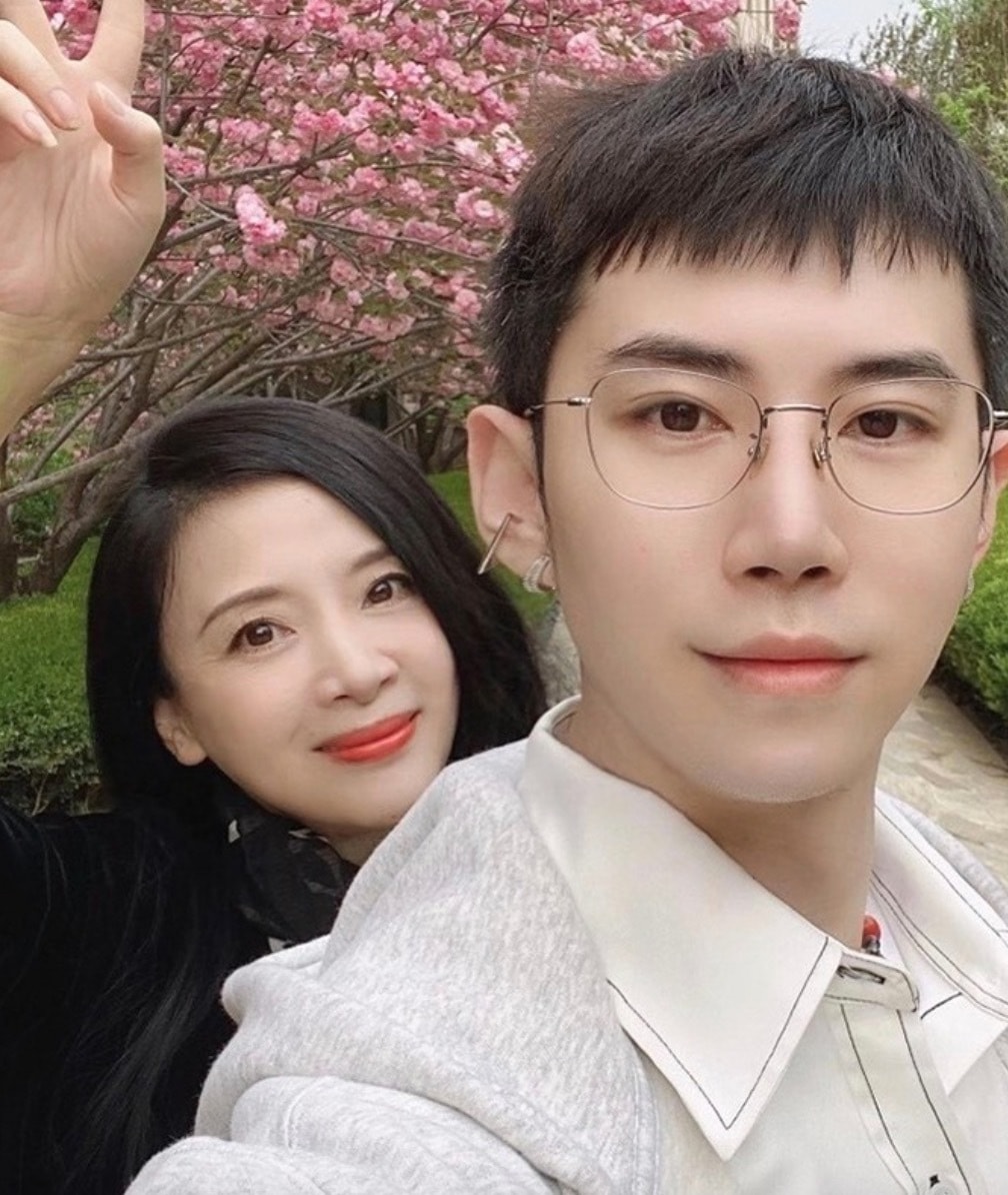 Diêu Gia trẻ trung bên con trai.