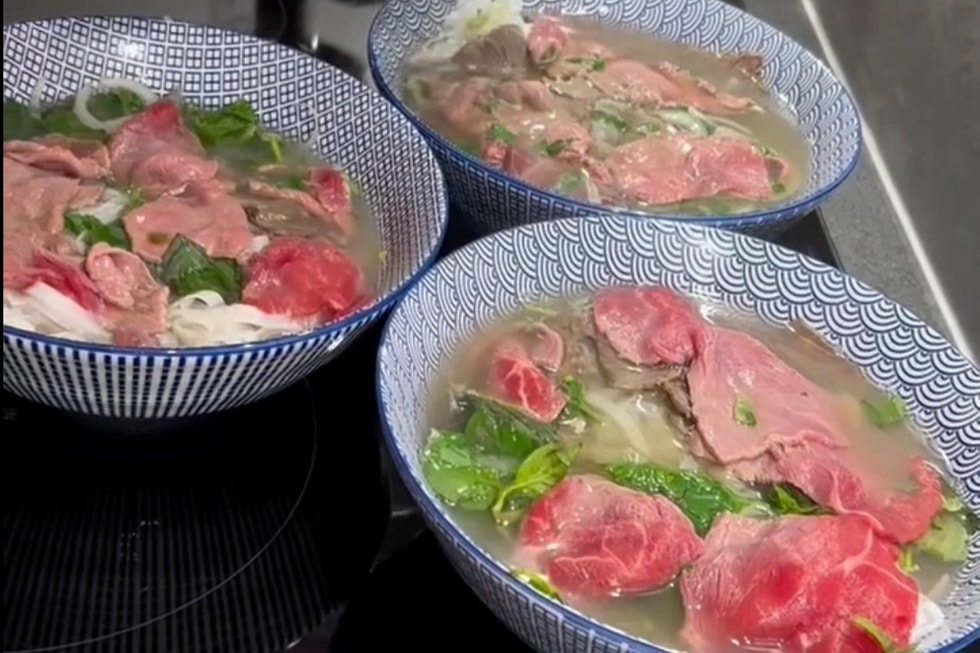 Người phụ nữ Việt mang phở, bún bò qua Thuỵ Sĩ bán nửa triệu đồng 1 bát - 3