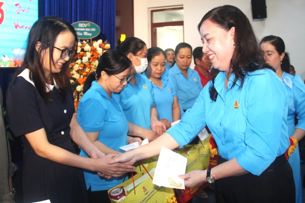 Công nhân, người lao động cảm kích nhận quà Tết sum vầy - 3