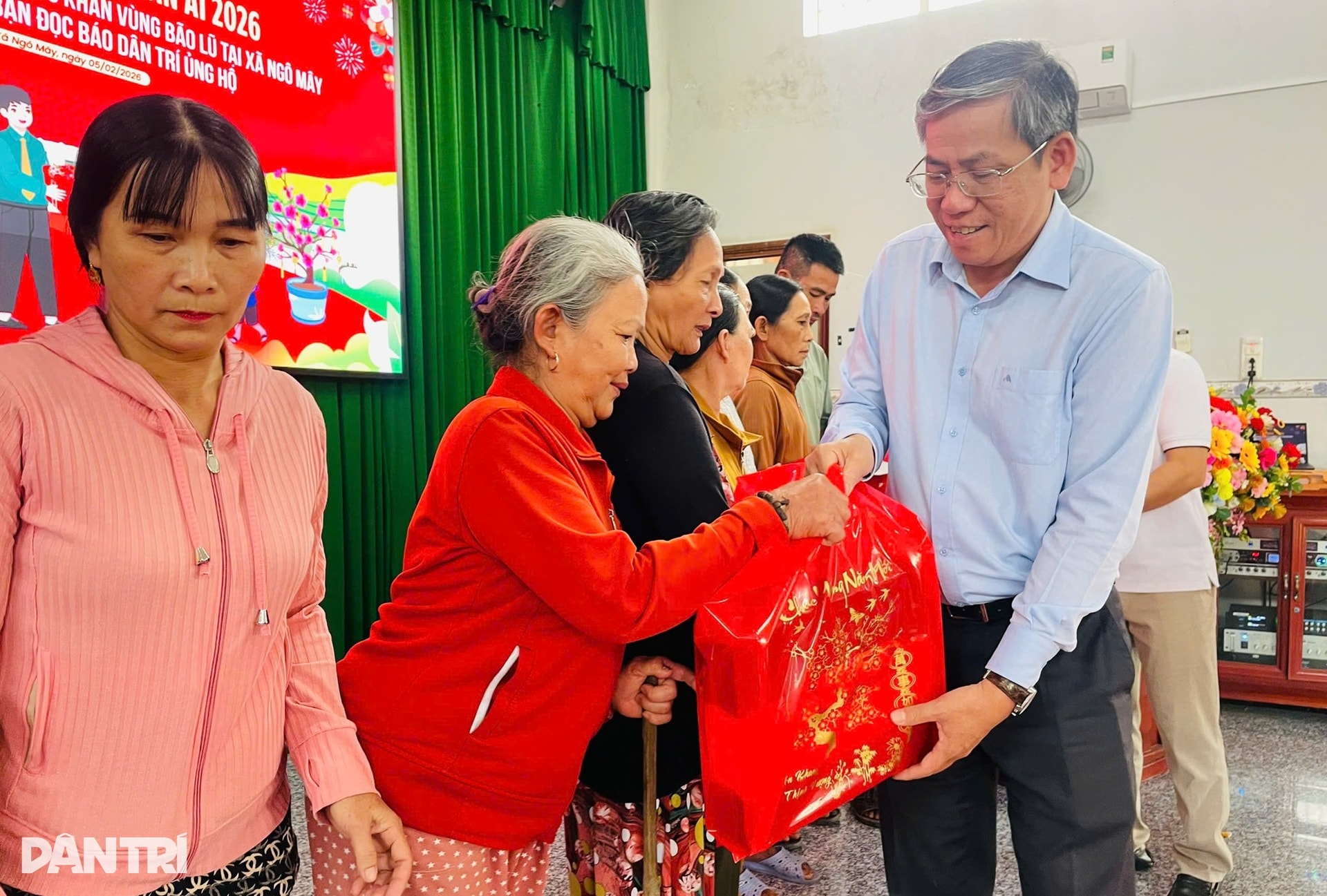 Cụ bà xúc động nhận 1 triệu đồng, Tết này có thêm tiền mua mắm muối cho con - 4