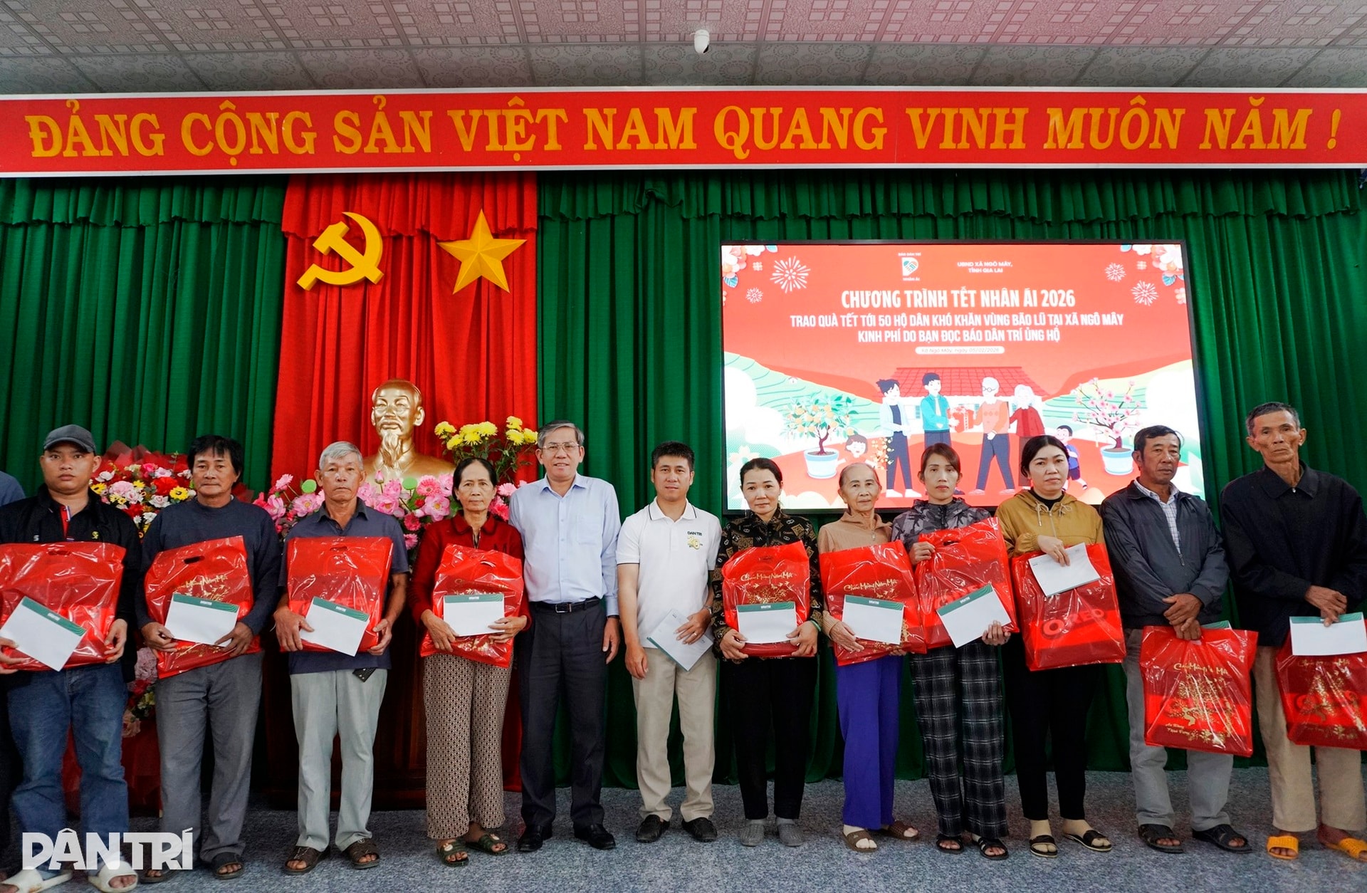 Cụ bà xúc động nhận 1 triệu đồng, Tết này có thêm tiền mua mắm muối cho con - 1