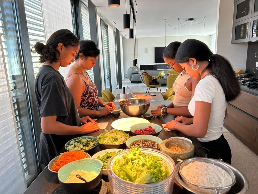 Người phụ nữ Việt mang phở, bún bò qua Thuỵ Sĩ bán nửa triệu đồng 1 bát - 6