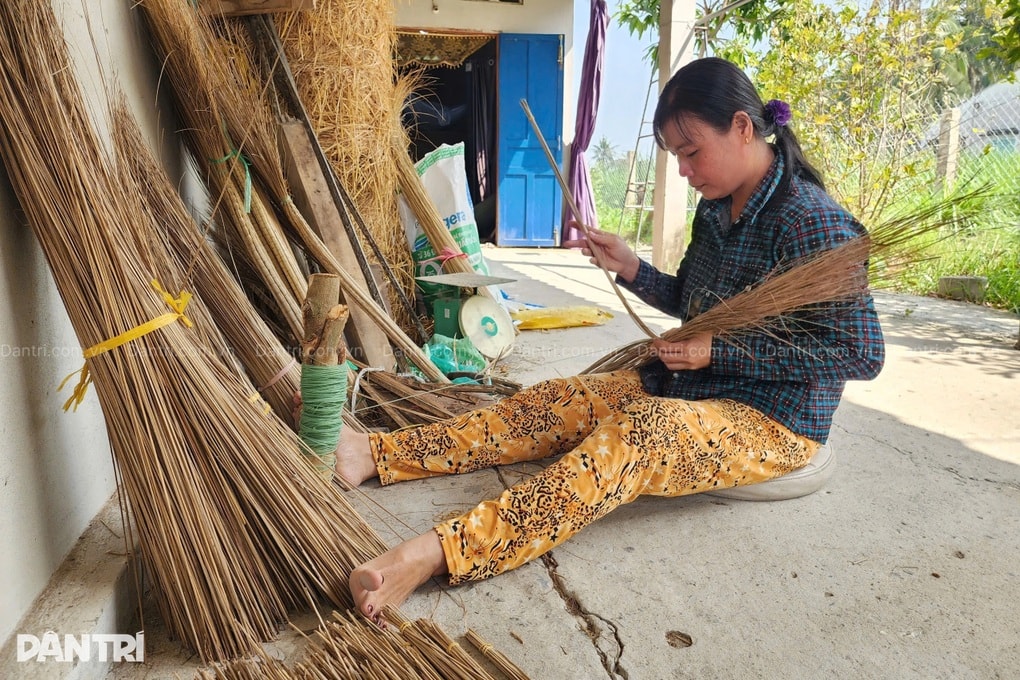 Vợ nghèo bó chổi 10.000 đồng/cây, nuôi chồng suy thận, con trai mù loà - 4