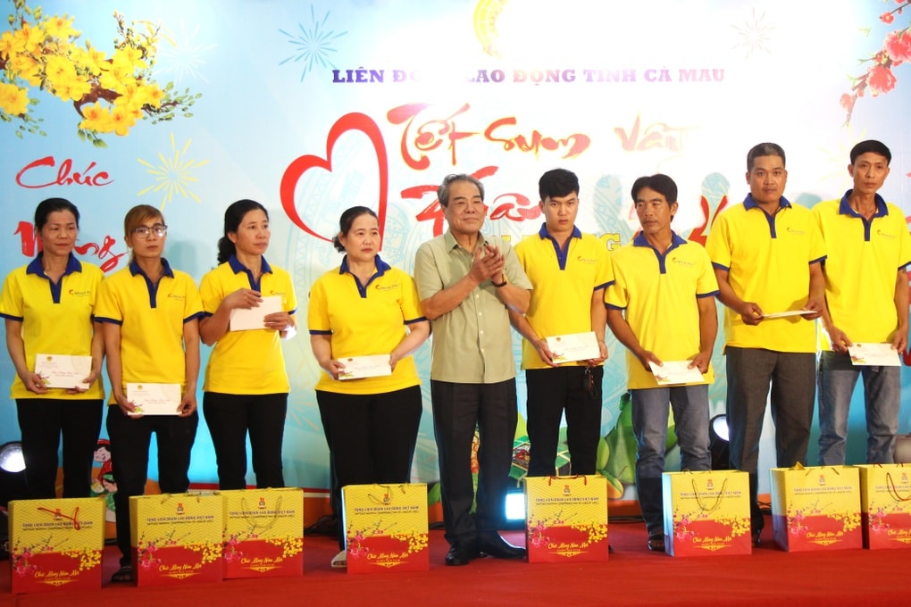 Công nhân, người lao động cảm kích nhận quà Tết sum vầy - 1