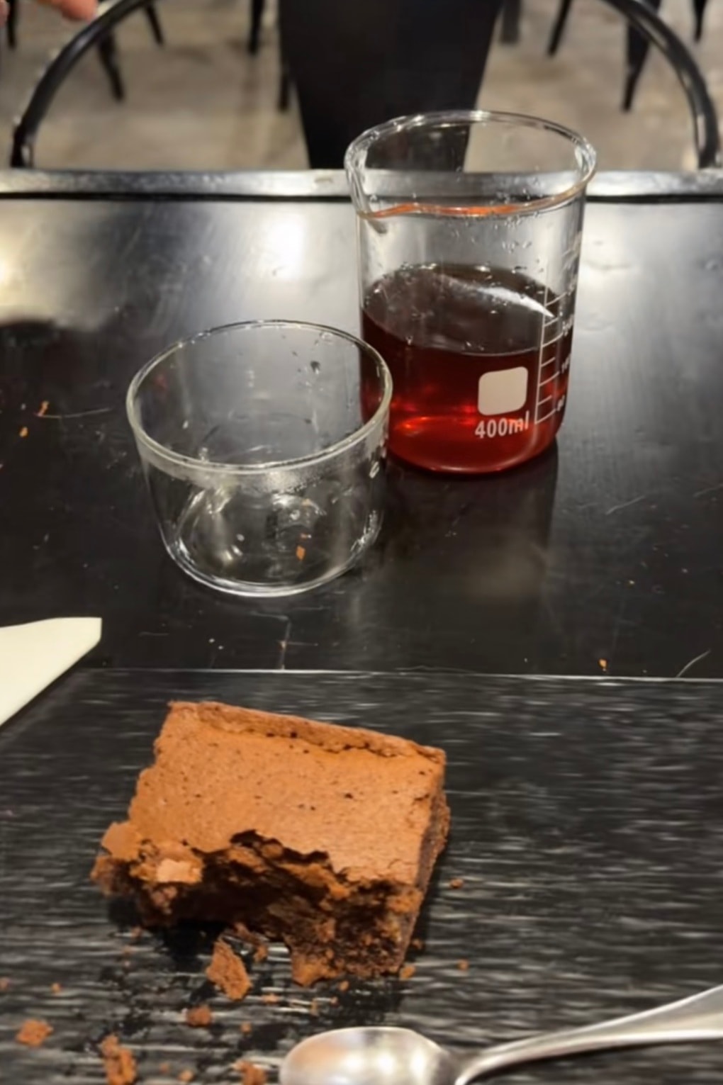 Khách Mỹ ngỡ ngàng khi uống ly cà phê hiếm gần 800.000 đồng tại Việt Nam - 3