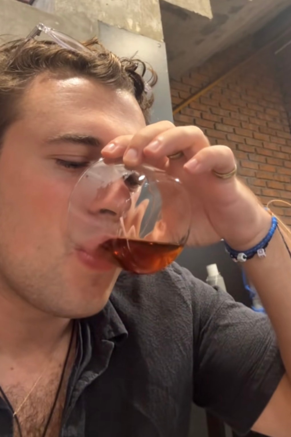 Khách Mỹ ngỡ ngàng khi uống ly cà phê hiếm gần 800.000 đồng tại Việt Nam - 2