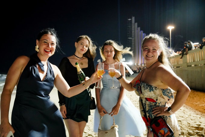 Các du khách Nga mừng năm mới tại công viên ven biển Bãi Sau, TP HCM, vào đêm 31/12/2025. Ảnh: Đăng Khoa