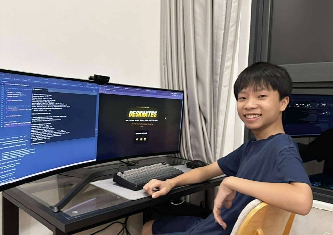 Cậu bé Nam Long, 13 tuổi, đang hoàn thiện những khâu cuối cùng để ra mắt startup ứng dụng học nhóm Deskmates giữa tháng 2/2026. Ảnh: Gia đình cung cấp