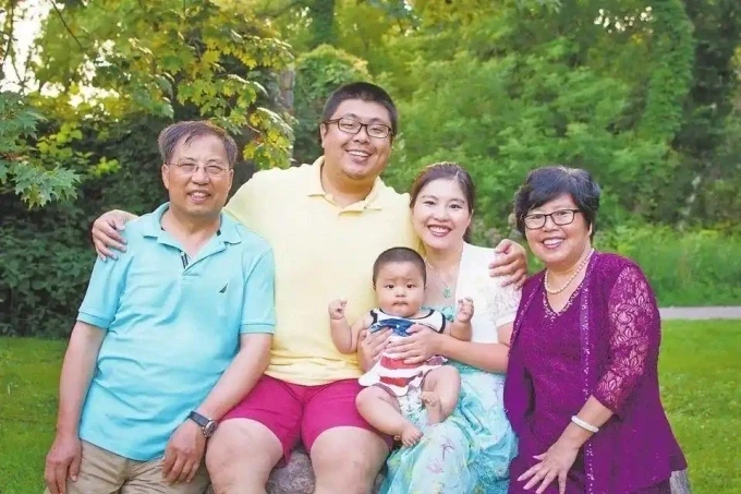 Vợ chồng giáo sư Ru và vợ chồng con gái. Ảnh: Hôn nhân và gia đình
