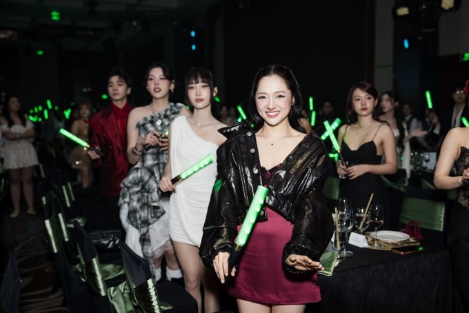 Bảo Anh và dàn em xinh xúng xính váy áo ở đêm tiệc. Ảnh: DatVietVAC