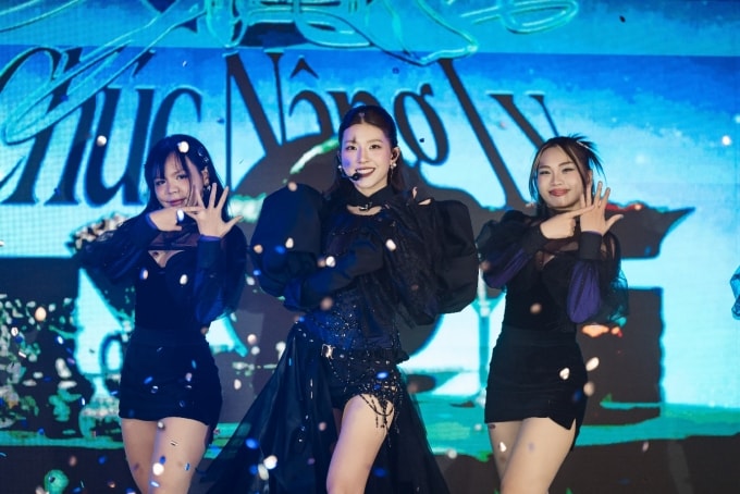 Em xinh Lamoon (giữa) nhận mưa lời khen với nhạc phẩm Synth chúc nâng ly. Ảnh: DatVietVAC