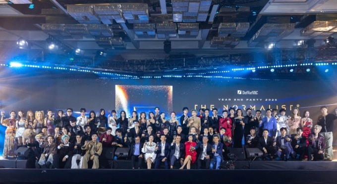 Dàn nghệ sĩ chụp lưu niệm sau sự kiện. Ảnh: DatVietVAC