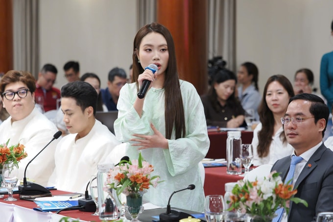 Phương Mỹ Chi nêu ý kiến với Bí thư Thành ủy TP HCM Trần Lưu Quang. Ảnh: Tùng Trương