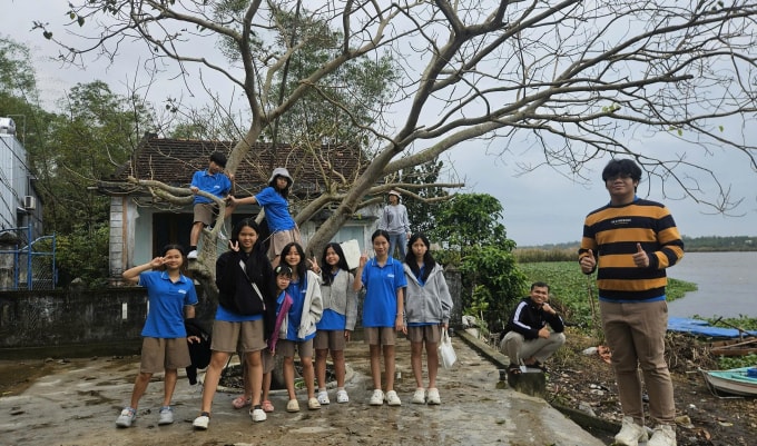 Nhóm trẻ chụp ảnh kỷ niệm trong chuyến đi. Ảnh: Hoàng Quốc Quyền