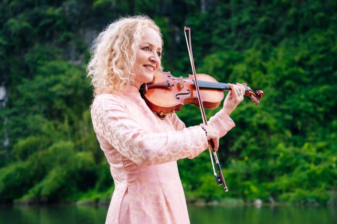 Nghệ sĩ violin Fionnuala Sherry của nhóm trong MV. Ảnh: Nhà sản xuất cung cấp